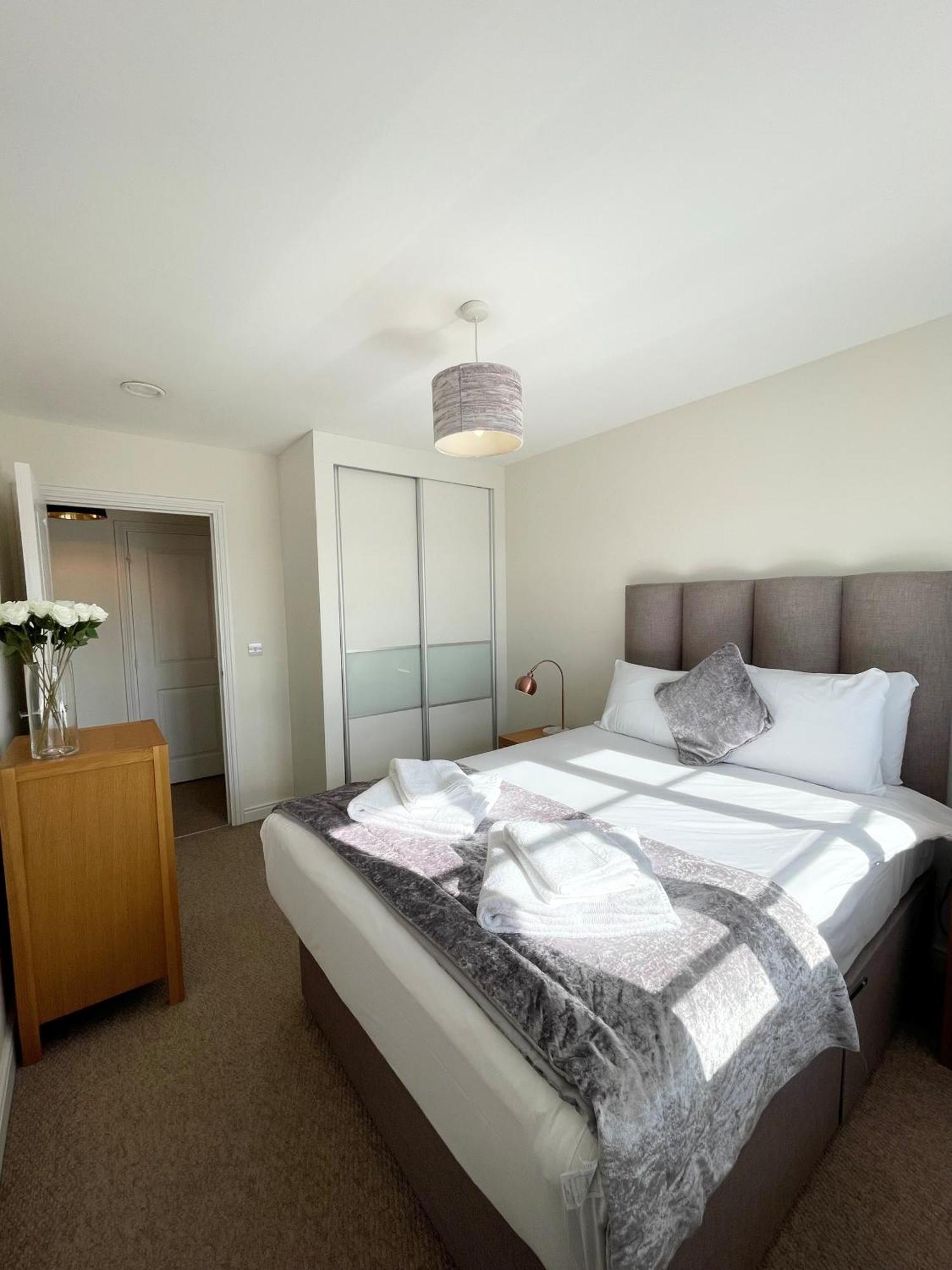 Blue Sky Apartments @Wallis Square, Farnborough Farnborough  Exterior foto
